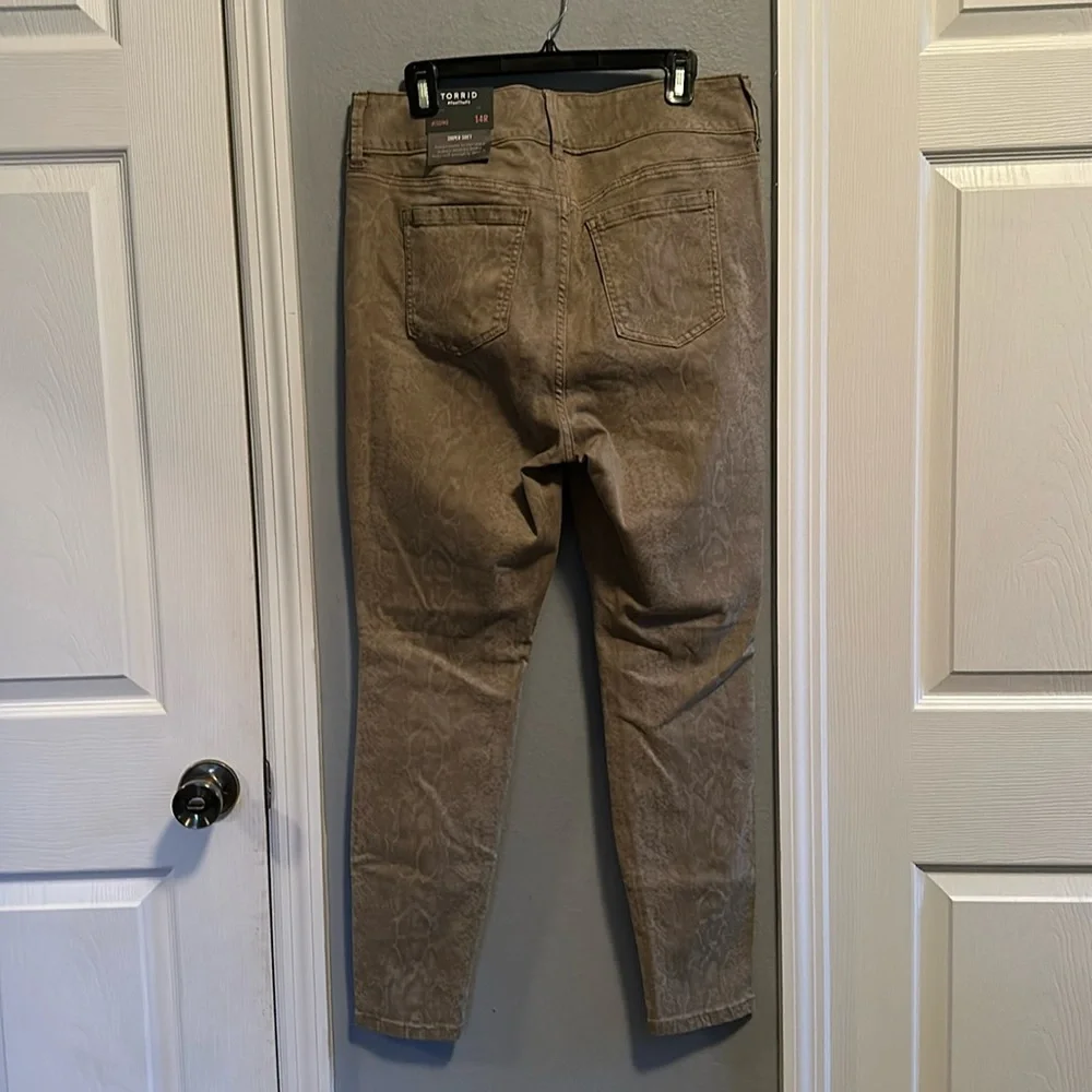 NWT Torrid Snakeskin Jeggings Jeans Leggings Khaki Feel The Fit Super Soft Plus - Picture 2 of 7